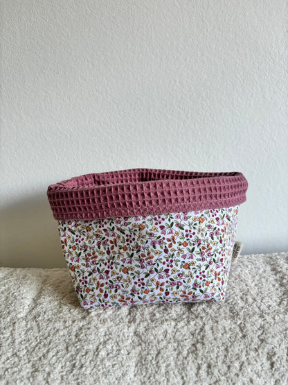 Cesta de tela artesanal con estampado floral y borde de ganchillo rosa - Fíos de Cores